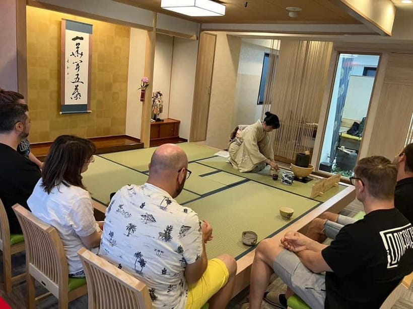 Tea ceremony experience in Japanese-style room 60min - Watching Ryouko prepare the matcha