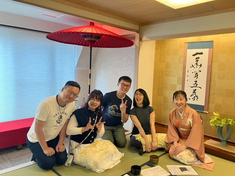 Tea ceremony experience in Japanese-style room 60min - A peaceful setting with room for photos