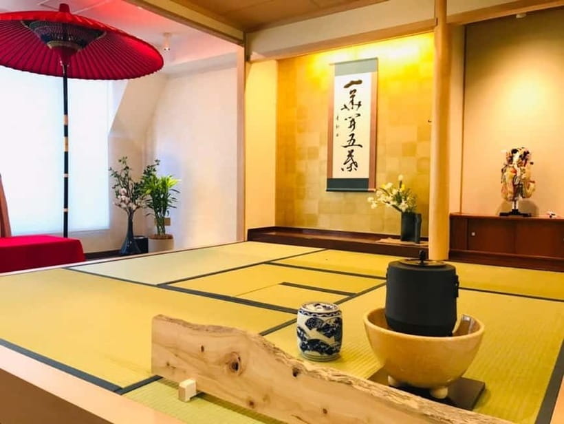 Tea ceremony experience in Japanese-style room 60min - Choosing your bowl and Japanese sweet