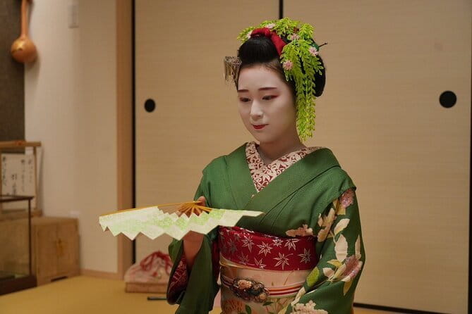 The Art of Geisha: Exclusive Show & Gion Walking Tour - Meeting Gion at the Izumo-no-Okuni statue