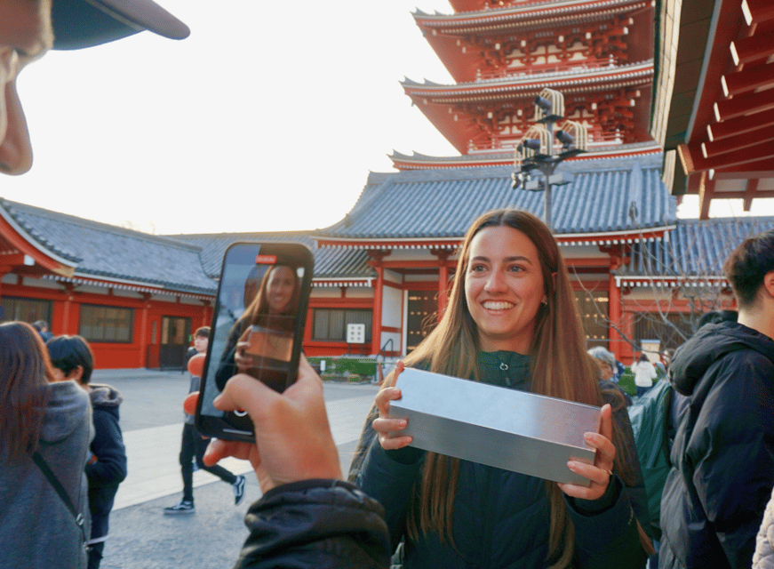 Tokyo: Asakusa Temple & Shrine Walking Tour with Local Guide - What the two-hour format feels like