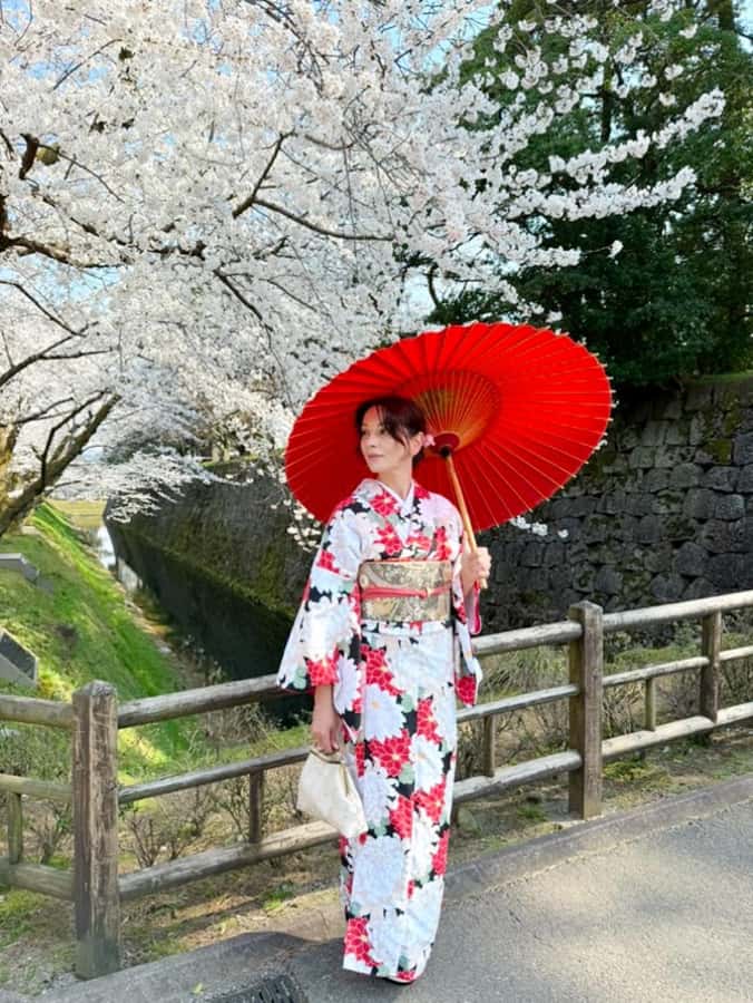 Tokyo Asakusa: Traditional Kimono Rental Experience at Wargo - Getting dressed and adding a hairstyle