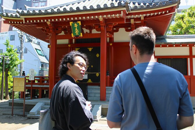 Tokyo: Asakusa Walking Tour with Japanese Comedian - Kaminarimon Gate and the first photographs