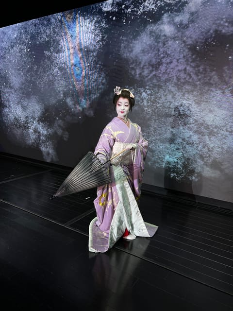 Tokyo: Authentic Japanese Dance Show ticket by professionals - Arriving in Shinjuku for a traditional performance