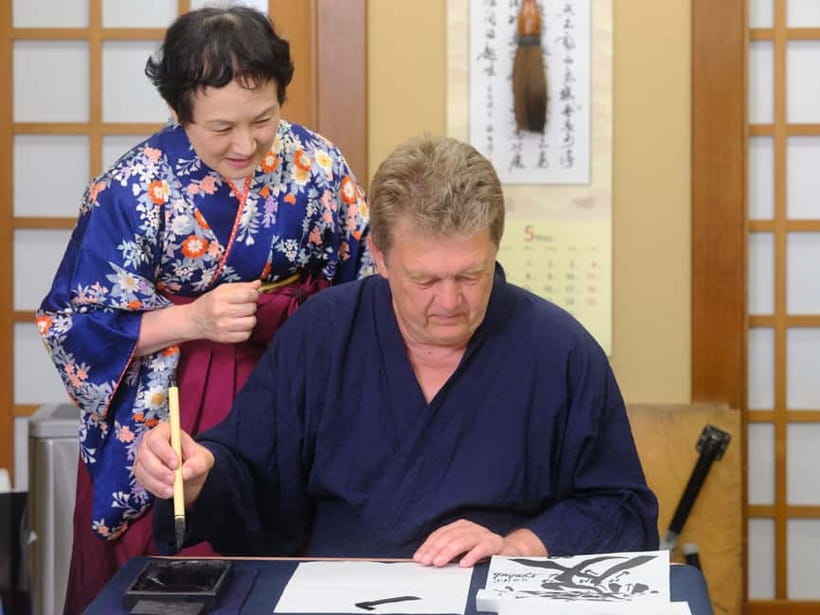 Tokyo: Calligraphy Experience with yukata or Samue - What this Tokyo calligraphy class actually offers