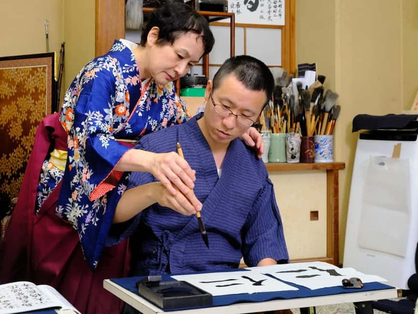 Tokyo: Calligraphy Experience with yukata or Samue - How the 90 minutes feel
