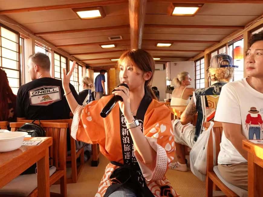 Tokyo Dinner Cruise & Tradition Show & Drinks & Tokyo Tower - A short cruise with a very Japanese setting