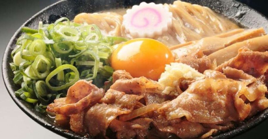 Tokyo: Easy Ramen Cooking Experience in Kabukicho, Shinjuku - The guides make the class work