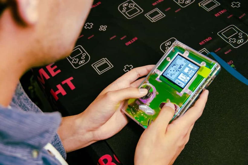 Tokyo: Gameboy Mod Workshop at Akihabara - Taking apart the original hardware