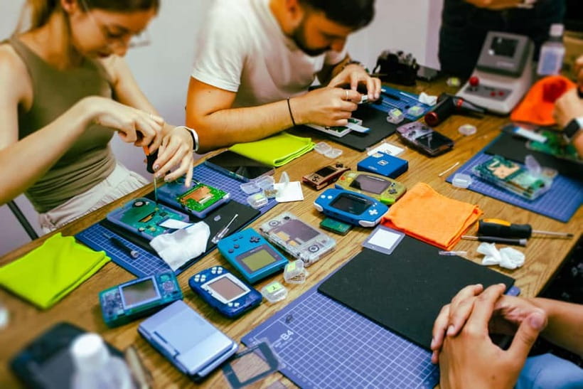 Tokyo: Gameboy Mod Workshop at Akihabara - Choosing the shell, buttons, and screen