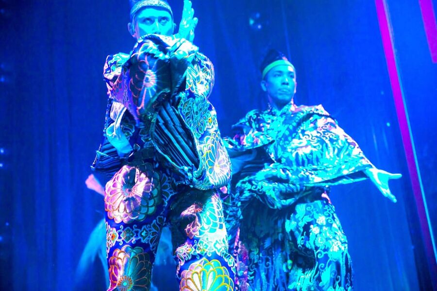 Tokyo GINZA: KONPARU Japanese Cabaret Show with Drink - Who should choose the 6:00 pm or 9:00 pm show?