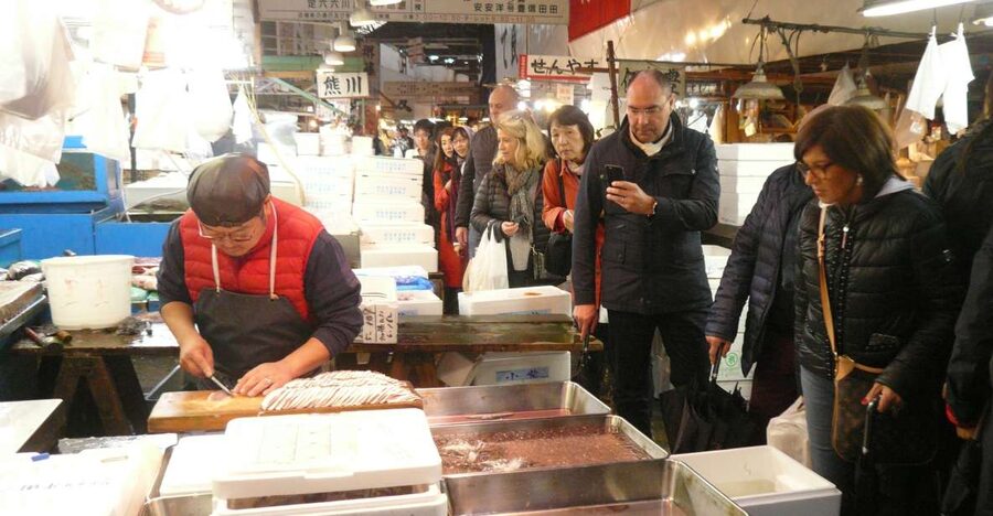 Tokyo: Guided Walking Tour of Tsukiji Market with Breakfast - Seven tastings that work as breakfast