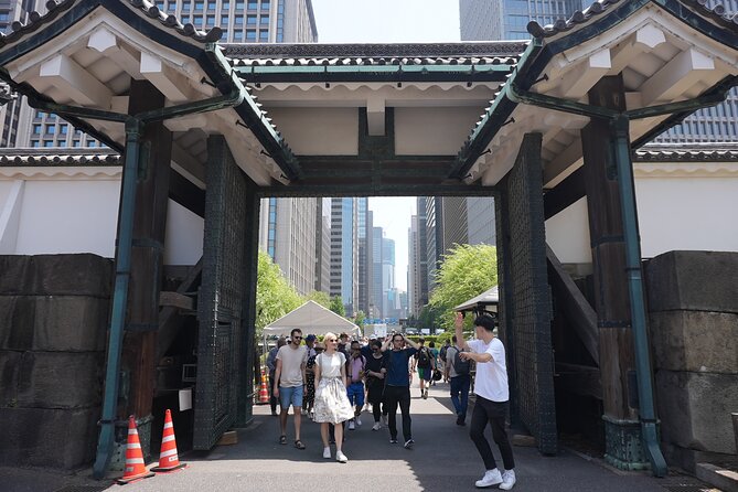 Tokyo: Imperial Palace and Shogun Historical Walking Tour - What the guides add
