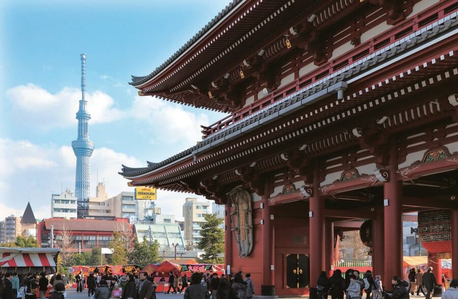 Tokyo: Imperial Palace, Sensō-ji Temple, & Tokyo Tower Tour - The guide can make the bus rides count