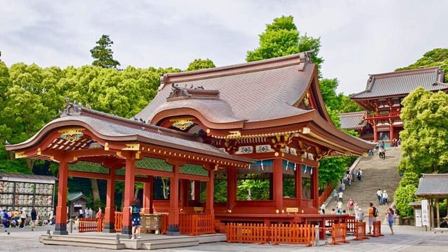 Tokyo: Kamakura & Enoshima Day Tour with Pickup & Train Ride - Komachi Street for snacks and local shopping