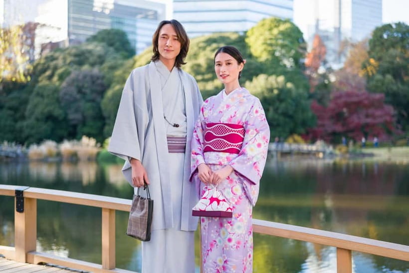 Tokyo: Kimono Rental inside Shinjuku Gyoen National Garden - Walking through Shinjuku Gyoen in traditional dress