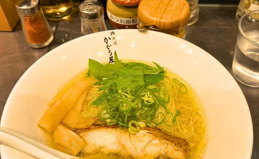 Tokyo: Locals´ Secret Food Tour // Eat like a Japanese - Final stop: chicken ramen with a slow-cooked broth