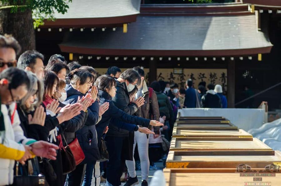 Tokyo: Meiji Jingu, Harajuku, Shibuya, and Shijuku Tour - Shinjuku: old lanes beneath the neon