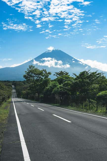 Tokyo: Mt. Fuji & Lake Kawaguchi Private Tour with Transfer - Saiko Iyashi-no-Sato Nenba slows the pace