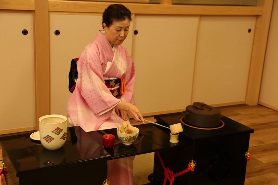 Tokyo: Practicing Zen with a Japanese Tea Ceremony - The opening ceremony and first taste