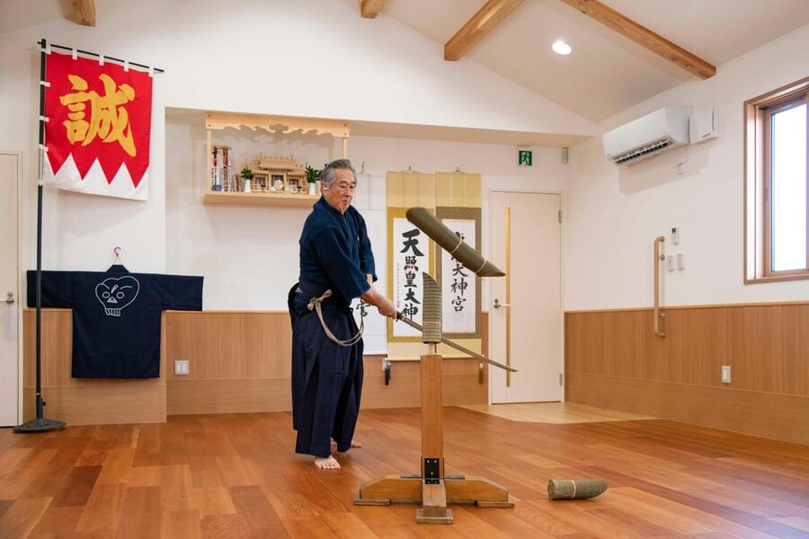 Tokyo: Samurai Sword Academy in the Hometown of Last Samurai - The dojo setting gives the lesson its value