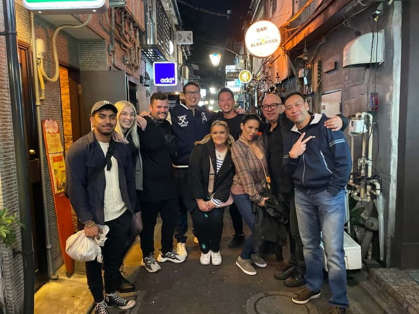 Tokyo: Shinjuku Bar and Izakaya Hopping Tour - What the guide adds to the evening