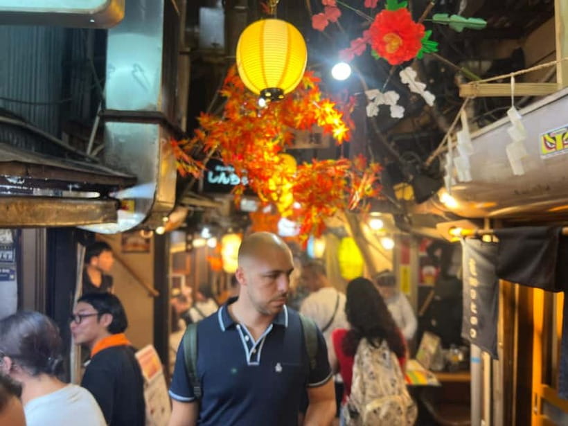 Tokyo: Shinjuku Food Tour (15 Dishes and 4 Eateries) - Golden Gai, where tiny lanes tell the story