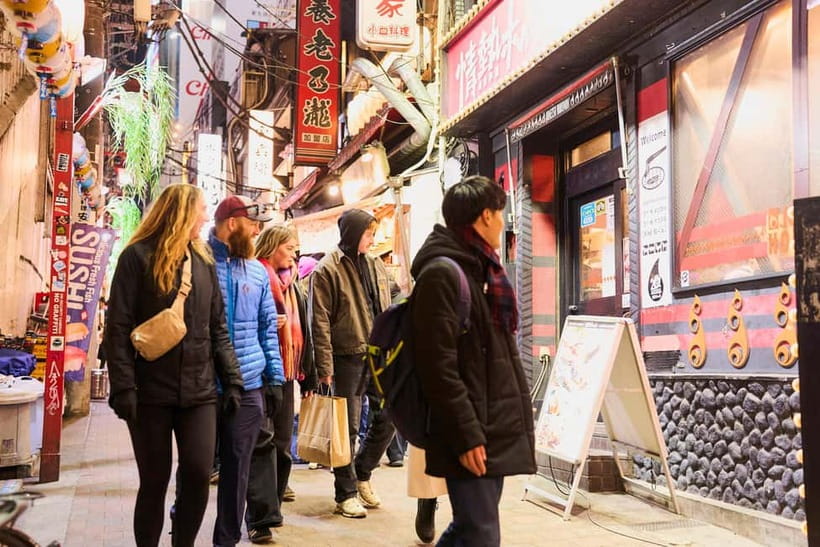 Tokyo: Shinjuku Nightlife & Secret Backstreets Walking Tour - What the guide adds to the experience
