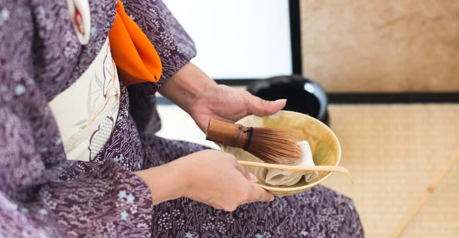 Tokyo: Tea Ceremony Experience in a small tea room - The first taste of matcha and sweets