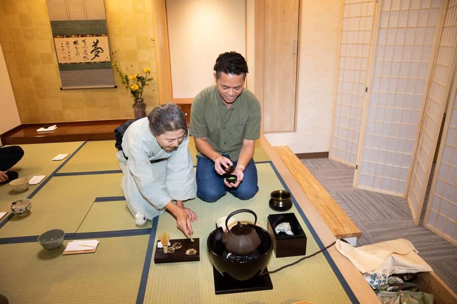 Tokyo: Tea Ceremony Experience in Asakusa - What the small group changes