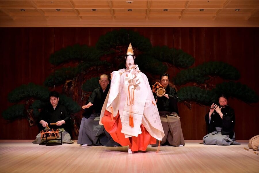 Tokyo: Traditional Japanese Performing Arts Show and Dinner - Entering SUIGIAN beneath Fukutoku Shrine