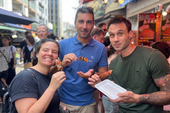 Tokyo: Tsukiji Fish Market Food and Walking tour - What the guides add to the experience
