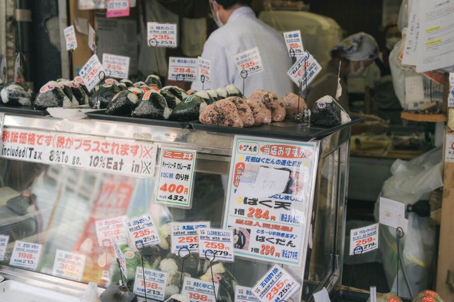 Tokyo: Tsukiji walk & sushi private tour with Uni Students - Why the private format changes the experience