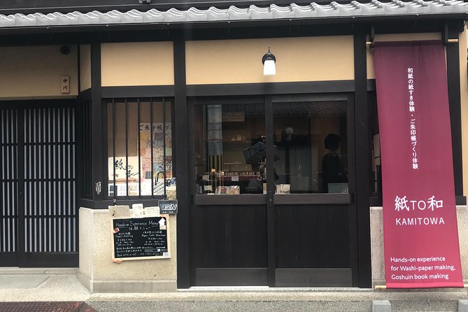 Traditional Japanese Washi Papermaking- Kyoto morning - Choosing between postcards, a mat, and a lampshade